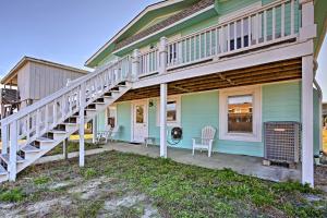 ホールデン・ビーチにあるSteps to Shore! Group Retreat in Holden Beachの階段のある家