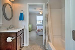 ホールデン・ビーチにあるSteps to Shore! Group Retreat in Holden Beachの洗面台、浴槽、シャワーを備えたバスルーム +22枚の写真