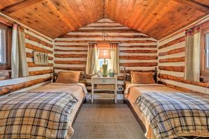 1 dormitorio con 2 camas en una cabaña de madera en Macungie Cabin with Fireplace Near Bear Creek Skiing, en Macungie