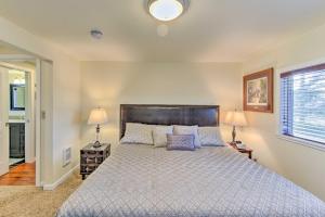 Un dormitorio con una cama grande con dos lámparas. en Peacock Hill Retreat on 1 Acre, 1 Mi to Harbor, en Gig Harbor