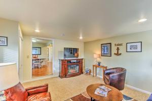 Una sala de estar con un sofá y una chimenea. en Peacock Hill Retreat on 1 Acre, 1 Mi to Harbor, en Gig Harbor