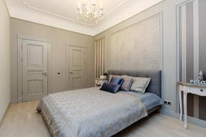 a bedroom with a bed and a chandelier at Old town Kalku Apartment in Rīga