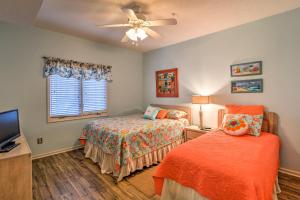 Postel nebo postele na pokoji v ubytování 1 Mi to North Myrtle Beach Resort Condo with Porch + 24 fotografií