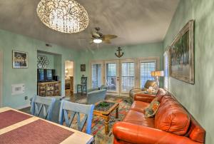 uma sala de estar com um sofá de couro e uma mesa em Resort Condo with Porch 1 Mi to North Myrtle Beach! em North Myrtle Beach