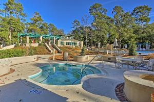 Bazén v ubytování Resort Condo with Porch 1 Mi to North Myrtle Beach! nebo v jeho okolí
