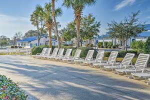 Φωτογραφία από το άλμπουμ του Walk to Ocean Surfside Beach Home with Pool Access σε Myrtle Beach