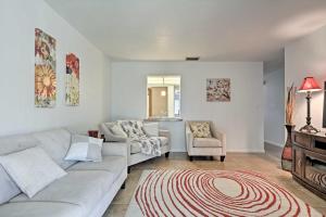 sala de estar con sofá y 2 sillas en Gorgeous Cape Coral Duplex Home with Modern Interior, en Cabo Coral