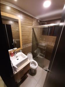 Ванна кімната в Condominio La Victoria, Departamento en Cuenca 1