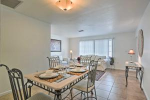 comedor con mesa y sillas en Gorgeous Cape Coral Duplex Home with Modern Interior, en Cabo Coral