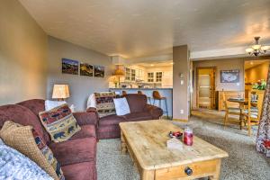 Sala de estar con 2 sofás y mesa de centro en Cozy Ski-InandSki-Out Breckenridge Condo Mtn Views!, en Breckenridge