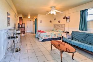 uma sala de estar com um sofá e uma cama em Oceanfront Daytona Beach Club Studio with Balcony! em Daytona Beach