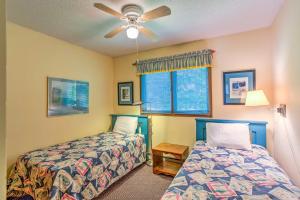 a bedroom with two beds and a ceiling fan at Clearwater Lake Getaway with Shared Pool and Boat Dock in Annandale