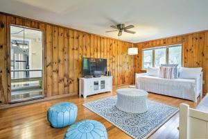 sala de estar con sofá blanco y TV en Spacious Getaway with Deck - Walk to Nantucket Sound!, en West Harwich