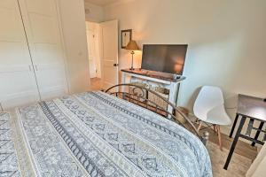 En eller flere senge i et værelse på Orlando Vacation Rental Less Than 2 Mi to Lake Ivanhoe!