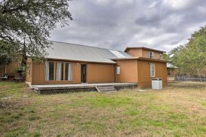 O grădină în afara Dripping Springs Home with Deck, Near Wedding Venue