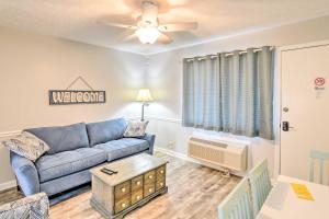 Prostor za sedenje u objektu Garden City Condo with Pool Access - Walk to Beach!