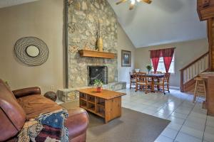 O zonă de relaxare la Dripping Springs Home with Deck, Near Wedding Venue