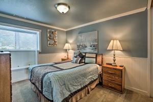Ένα ή περισσότερα κρεβάτια σε δωμάτιο στο Beachfront Condo with Patio and Views - Walk to Shore! +16 φωτογραφίες