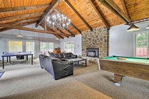 Μια τηλεόραση ή/και κέντρο ψυχαγωγίας στο Beachfront Condo with Patio and Views - Walk to Shore!