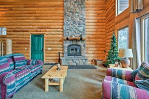 Gallery image of New Meadows Log Cabin on 9 Acres - Near Brundage! in New Meadows