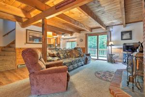- un salon avec un canapé et une chaise dans l'établissement Cozy New Hampshire Retreat Near Skiing and Fishing!, à Bartlett