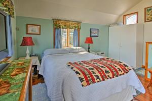 1 dormitorio con 1 cama, 2 lámparas y ventana en A Room with a View Peaceful Retreat on PoW en Coffman Cove