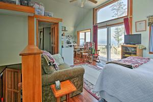 - une chambre avec un lit, un canapé et une fenêtre dans l'établissement A Room with a View Peaceful Retreat on PoW, à Coffman Cove