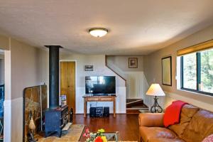 Φωτογραφία από το άλμπουμ του Spacious Cabin with Deck, Mountain Views, Fire Pit! σε Πρέσκοτ