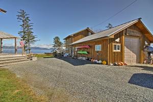 una casa con una entrada de grava junto a un edificio en A Room with a View Peaceful Retreat on PoW, en Coffman Cove