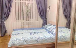 キーウにあるOk Apartments on Klovska - Kievのベッドルーム1室(紫色のカーテン付きのベッド1台付)