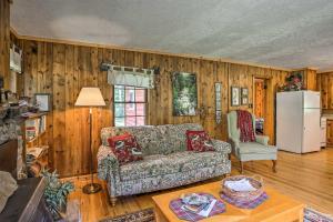 sala de estar con sofá y nevera en Historic Keystone Cabin Near Mount Rushmore!, en Keystone