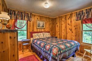 1 dormitorio con 1 cama en una habitación con paredes de madera en Historic Keystone Cabin Near Mount Rushmore!, en Keystone