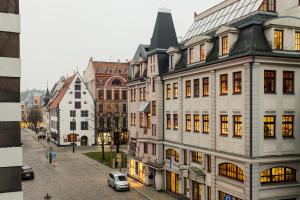 vistas a una calle de la ciudad con edificios en Old town Kalku Apartment en Riga