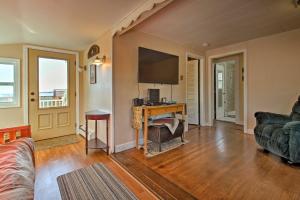 un soggiorno con un divano e una televisione di Steps to Cape Cod Canal Buzzards Bay Home a Buzzards Bay