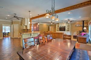 een eetkamer en een keuken met een tafel en stoelen bij Spacious Stallion Lake Ranch Home with Patio in Van