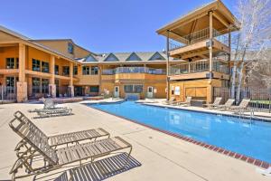 un complejo con piscina y tumbonas en The Inn at Silver Creek Resort Retreat with Balcony! en Granby