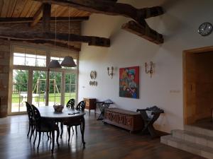 ein Esszimmer mit einem Tisch und Stühlen in der Unterkunft Villa Renaissance in Flaujagues