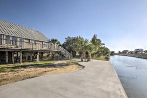 una pasarela al lado de un río al lado de un edificio en Cozy Waterfront Island House on Live Oak Island!, en Panacea