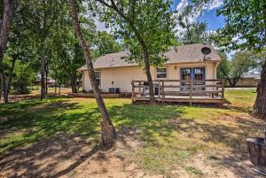 dom z gankiem i drzewami przed nim w obiekcie Lake Texoma Vacation Rental, 3 Mi to Marina! w mieście Pottsboro