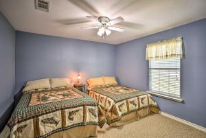 sypialnia z 2 łóżkami i wentylatorem sufitowym w obiekcie Lake Texoma Vacation Rental, 3 Mi to Marina! w mieście Pottsboro