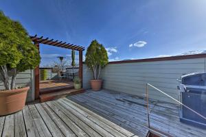 Walkable Downtown Logan Apartment with Rooftop Deck 발코니 또는 테라스