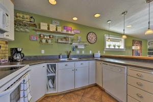 Walkable Downtown Logan Apartment with Rooftop Deck 주방 또는 간이 주방