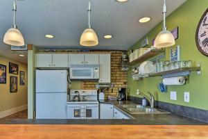 Walkable Downtown Logan Apartment with Rooftop Deck 주방 또는 간이 주방