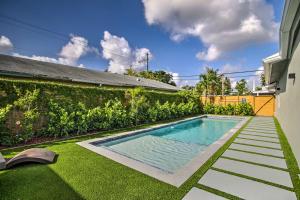 una piscina en el patio trasero de una casa en Modern Home with Shared Pool in Fort Lauderdale!, en Fort Lauderdale