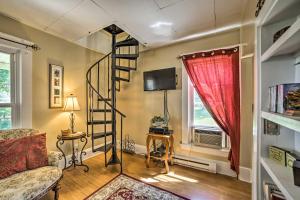 una sala de estar con una escalera de caracol en una habitación en Charming Apartment On The Strip By Lake Erie!, en Geneva-on-the-Lake