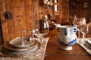 a table with wine glasses and a vase on it at Hotel Genzianella in Santa Caterina Valfurva +51 photos