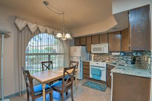 cocina con mesa, sillas y nevera en Green Valley Townhome with Resort Amenities!, en Green Valley