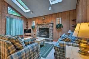 Gallery image of Creekside Poconos Cabin - Gouldsboro St Park 3 Mi! in Gouldsboro