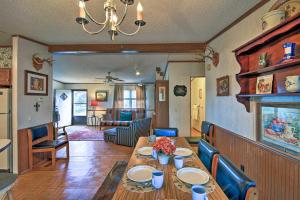 מסעדה או מקום אחר לאכול בו ב-Utopia Family Home with Mountain Viewing Deck!