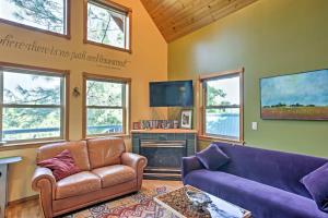a living room with a couch and a tv at Tamarack Haus Hot Tub and EV Charging Walk Dtwn! in Leavenworth
